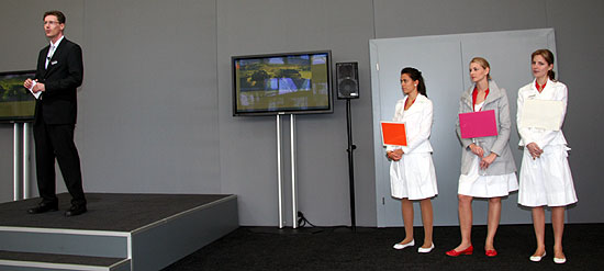 Begrüssung und Aufteilung auf Gruppen standen am Anfang der Roadshow (Foto. Martin Schmitz